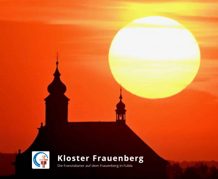 Kloster Frauenberg; zwei Kirchturmspitzen mit rotem Himmel und einer großen gelben Sonne